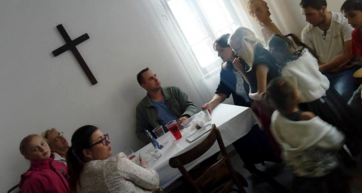 Setkání_po_bohoslužbě_kostel_Božího_Spasitele.jpg